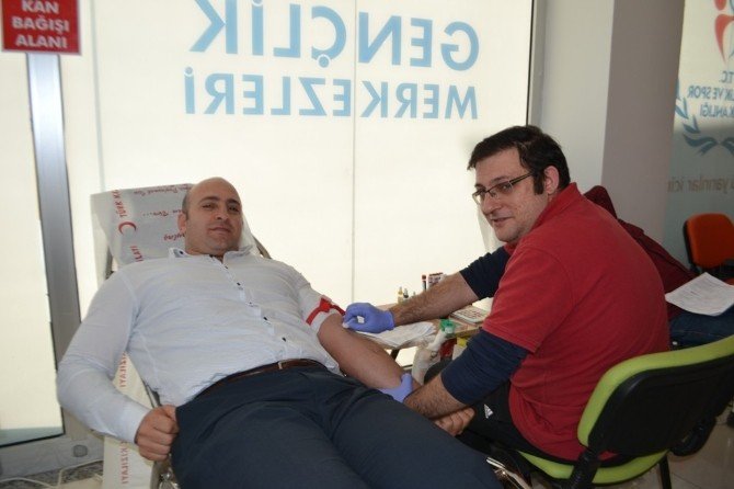 Sakarya Gençlik Merkezinden Kızılay’a Kan Desteği