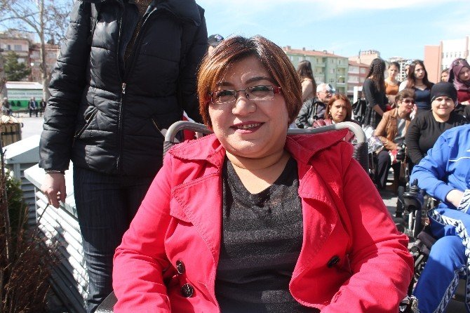 Engelli Kadınlar, Niğdeli Kadınlara Karanfil Hediye Etti