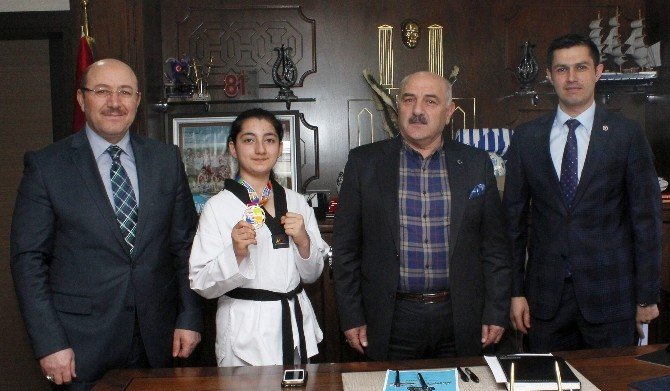 Sekmen, Avrupa Şampiyonu Yamanoğlu’nu Altınla Ödüllendirdi