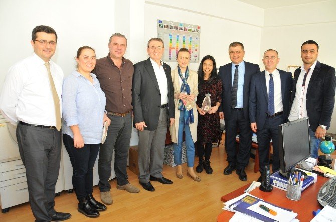 Murzioğlu’ndan Kadın Personele Hediye