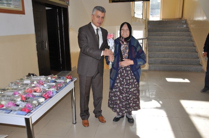 Sandıklı Kaymakamı Arıcan’dan Kadınlara Karanfilli Kutlama