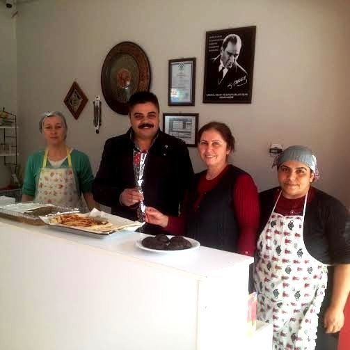 Sarıgöl’de Bayan Esnaflara Karanfil Dağıtıldı