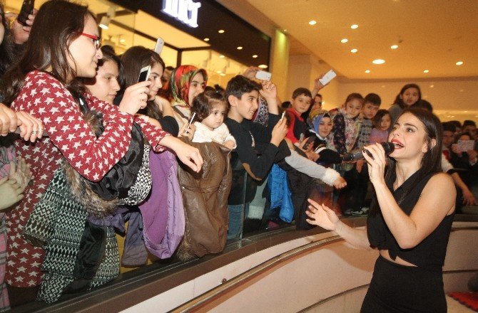 Sempatik Şarkıcı, Minik Hayranlarının Akınına Uğradı