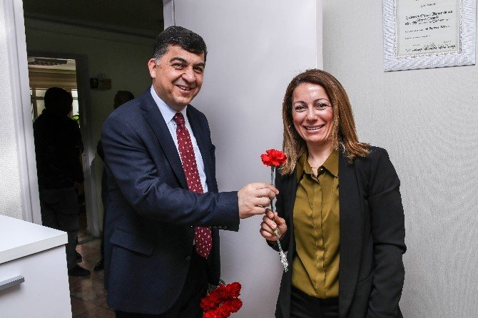 Belediye Başkanı Fadıloğlu Karanfil Dağıttı