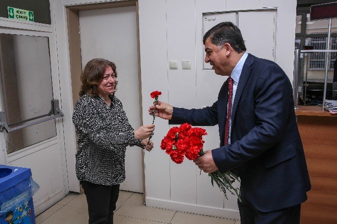 Belediye Başkanı Fadıloğlu Karanfil Dağıttı