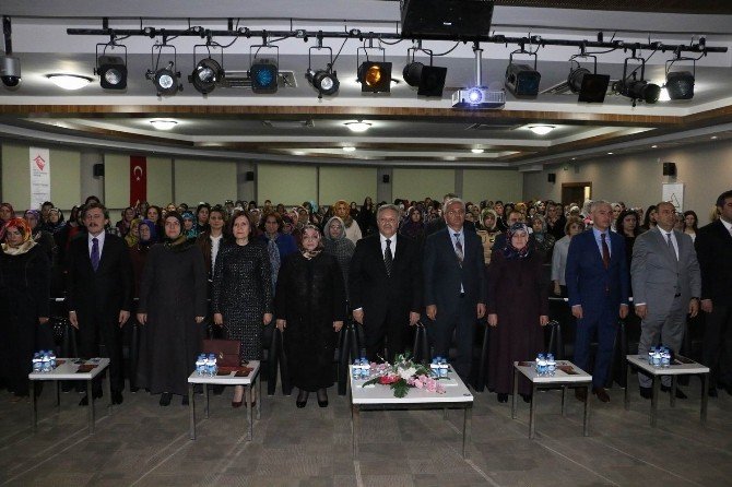 Toplumda Kadının Yeri Konulu Seminer Düzenlendi