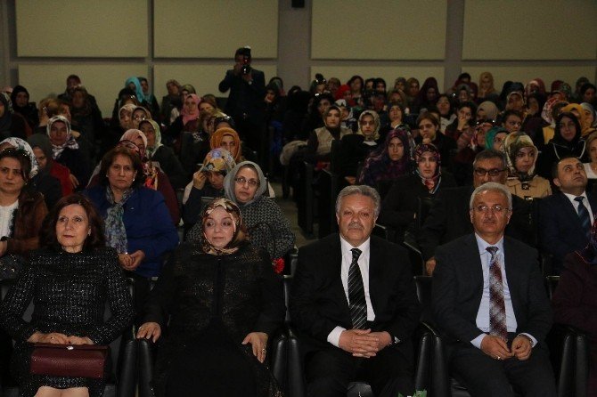 Toplumda Kadının Yeri Konulu Seminer Düzenlendi