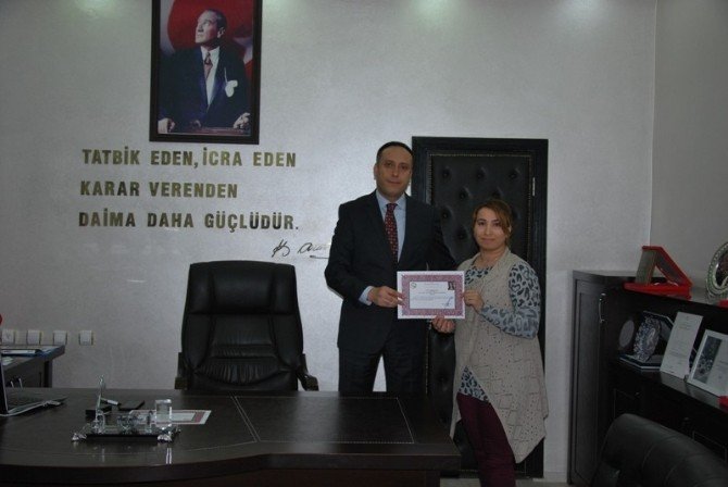Pervari Kaymakamı’ndan Başarılı Personellere Ödül