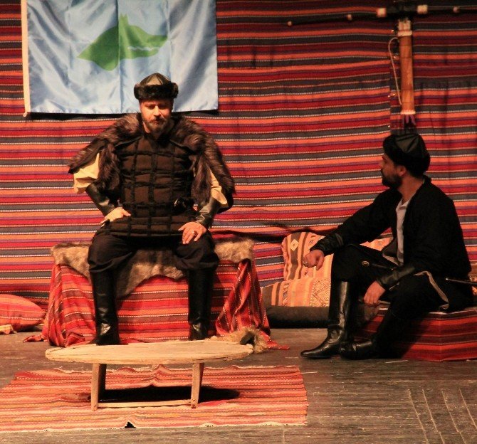 Sivas’ta ‘Kürşad Ve 40 Çerisi’ Tiyatro Oyunu Sahnelendi