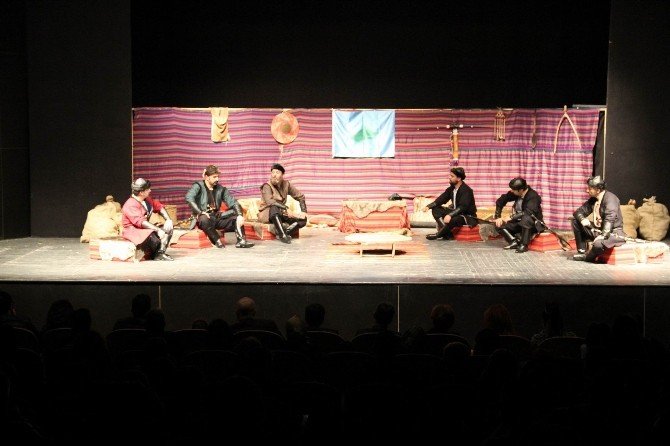 Sivas’ta ‘Kürşad Ve 40 Çerisi’ Tiyatro Oyunu Sahnelendi