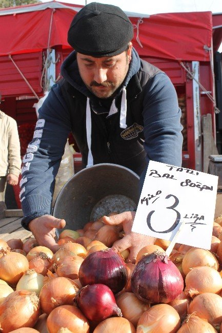 Manyas Pazarı’nda Soğan Ve Sarımsak Fiyatları El Yakıyor