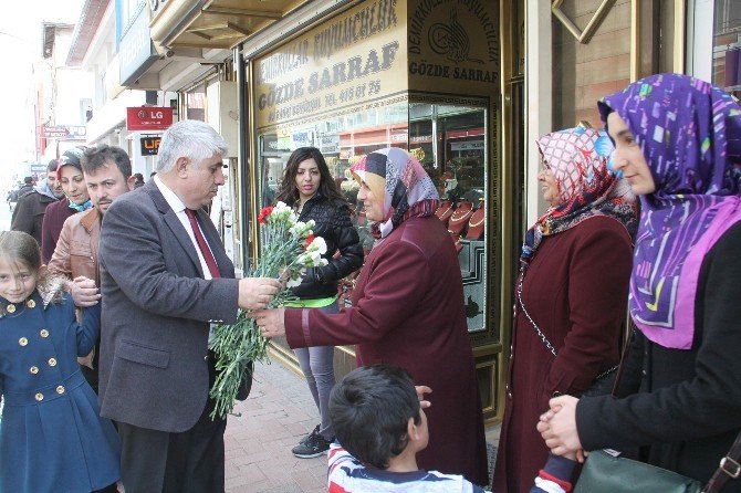 Sorgun Belediye Başkanı Şimşek Kadınlara Gül Dağıttı