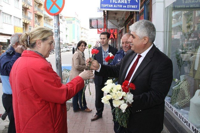 Sorgun Belediye Başkanı Şimşek Kadınlara Gül Dağıttı
