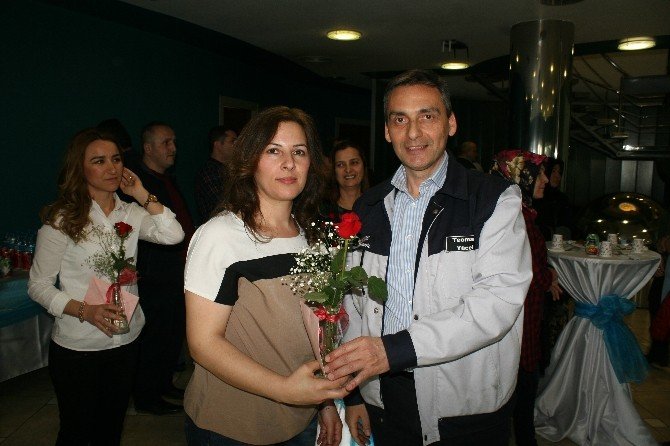 Standard Profil Kadın Çalışanlarına Çiçekli Kutlama