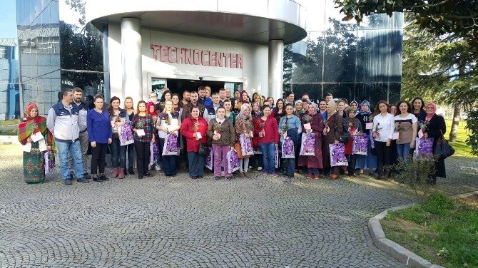 Standard Profil Kadın Çalışanlarına Çiçekli Kutlama