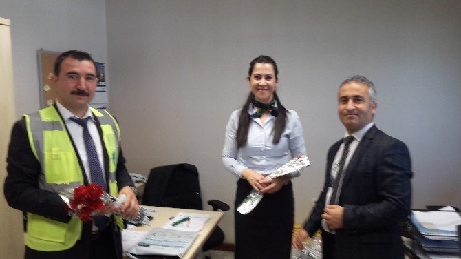 Havalimanı’nda Çalışan Kadınlara Karanfil