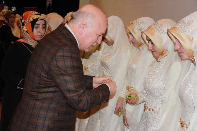 31 Hafize Taç Giydi