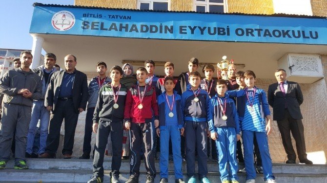 Tatvan’ın Bayan Ve Erkek Takımları Bölge Birincisi Oldu