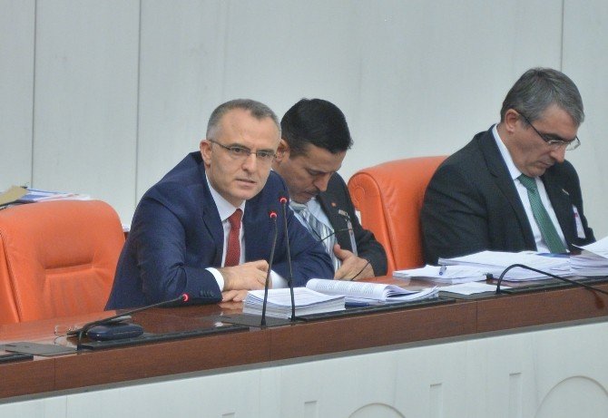 Bakan Şiir Okudu, Genel Kurul Karıştı