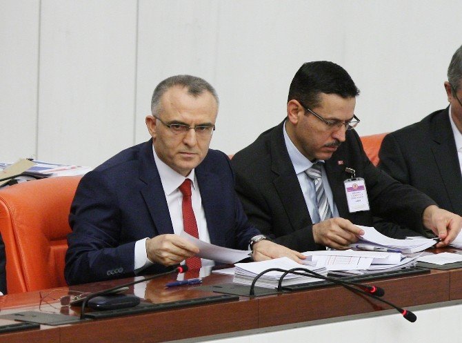 Bakan Şiir Okudu, Genel Kurul Karıştı