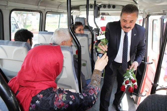 Başkan Tuna, Kadınlara Gül Dağıttı