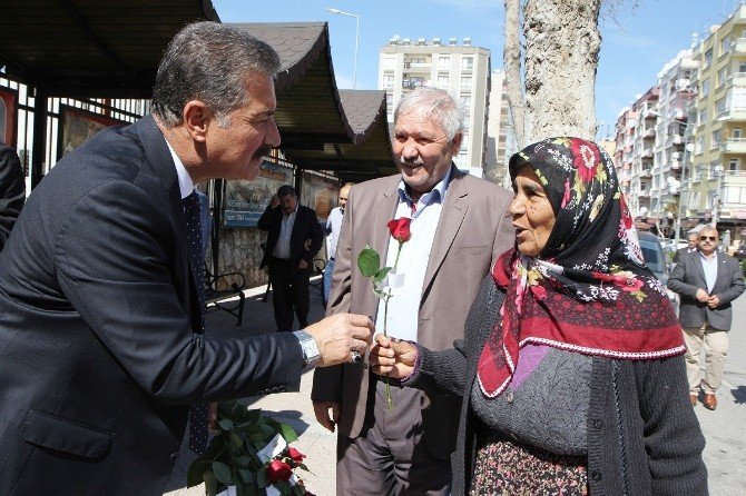 Başkan Tuna, Kadınlara Gül Dağıttı