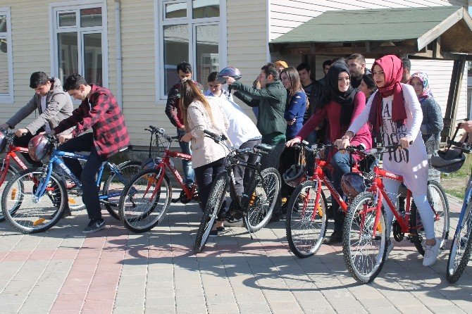 Sağlıklı Yaşam İçin Bisiklete Bindiler