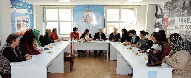 Başkan Gümrükçüoğlu, Kent Konseyi Kadın Meclisi Üyeleriyle Bir Araya Geldi