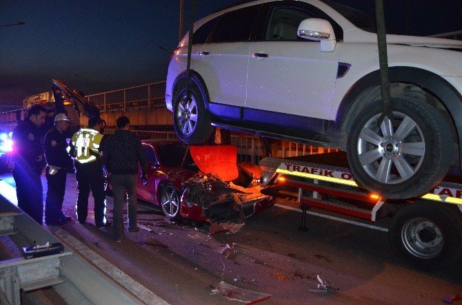 Lüks Araç Otomobile Çarptı: 2 Yaralı