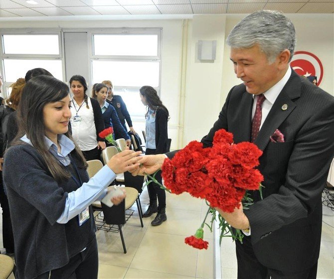 Gümrükçülerden Dünya Kadınlar Günü Kutlamaları