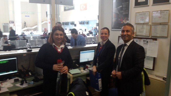 Havalimanı’nda Çalışan Kadınlara Karanfil