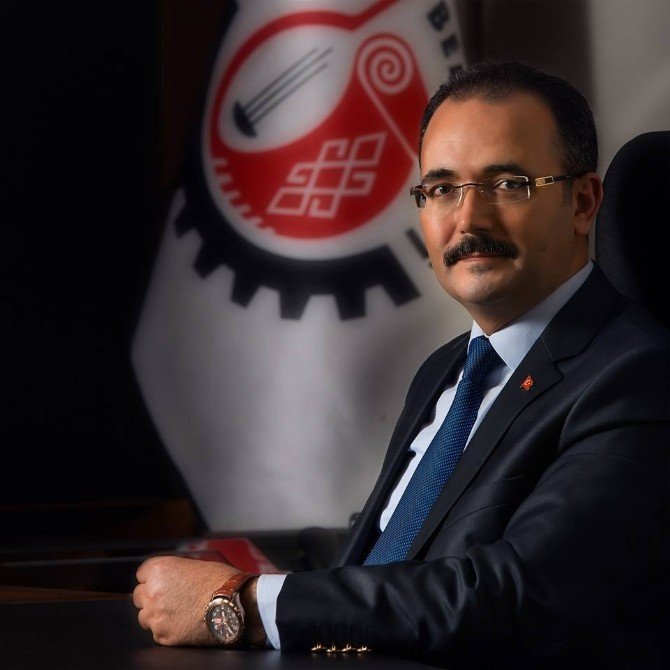 Uşak’ta Eski Spor Salonu Yıkılıyor, Yerine Yenisi Yapılıyor