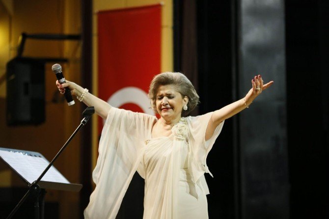 Sahnede “Ayşe Taş” Zerafeti Büyüledi