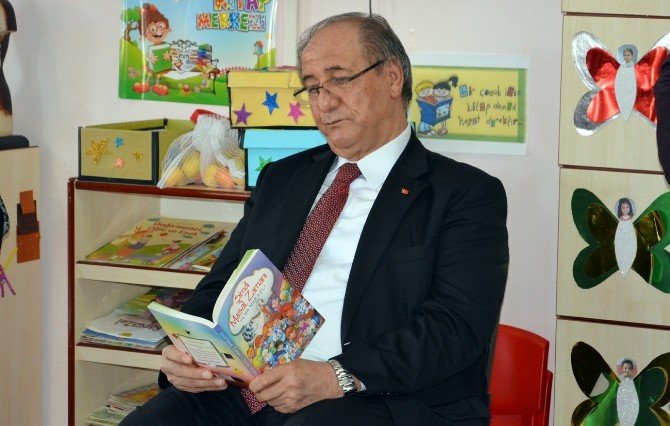 Vali Kara Anaokulu Öğrencilerine Masal Okudu