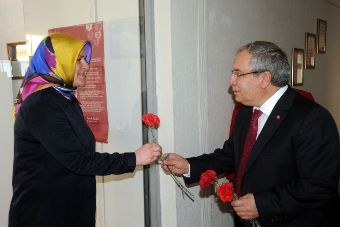 Bilecik Valisi Ahmet Hamdi Nayir’den Çalışan Kadınlara Karanfil