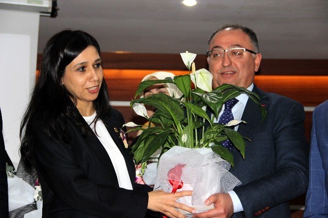 Yalova’da Bayan Meclis Üyelerine Çiçek