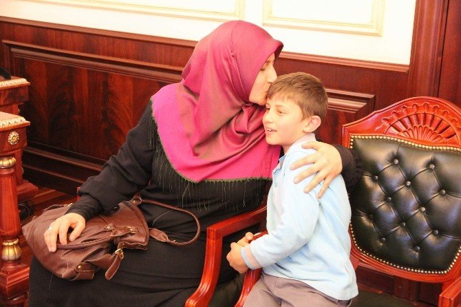 Yaralı Köpeği Acil Servise Götüren Ömer Faruk Yaptığı İyiliğin Karşılığını Bir Bir Alıyor