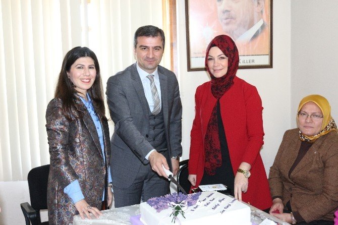 Belediye Yemenici Ve Eşi Nilay Yemenici Ak Parti Kadın Kollarıyla Bir Araya Geldi