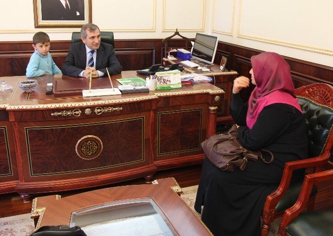 Yaralı Köpeği Acil Servise Götüren Ömer Faruk Yaptığı İyiliğin Karşılığını Bir Bir Alıyor