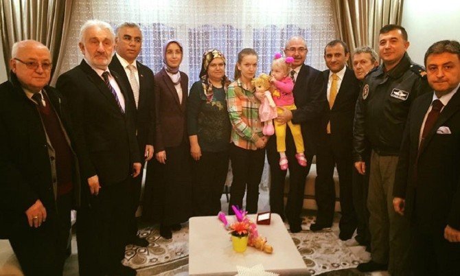 Bandırma Kaymakamı, Şehit Ailesini Ev Sahibi Yaptı