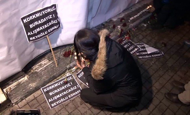 Beyoğlu'nda Ölenler Karanfillerle Andı
