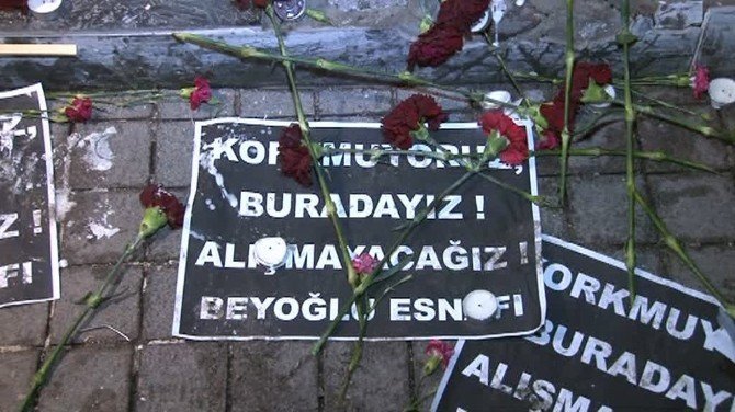 Beyoğlu'nda Ölenler Karanfillerle Andı