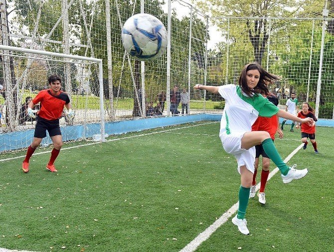 Kadınlar ve Erkekler Futbol Sahasında