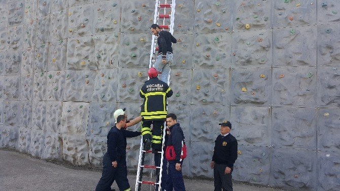 Tırmanma Duvarından İnemeyince Yardım İstedi