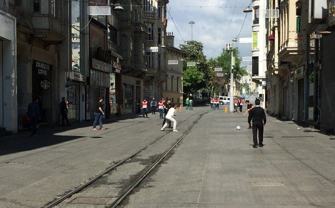 İstiklal Caddesi’nde Top Oynadılar