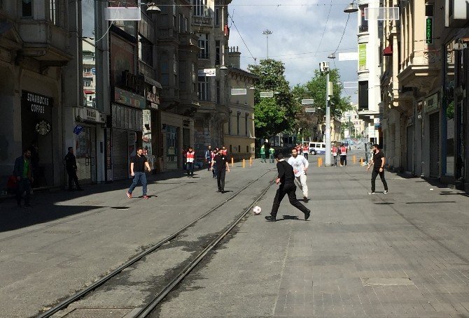 İstiklal Caddesi’nde Top Oynadılar