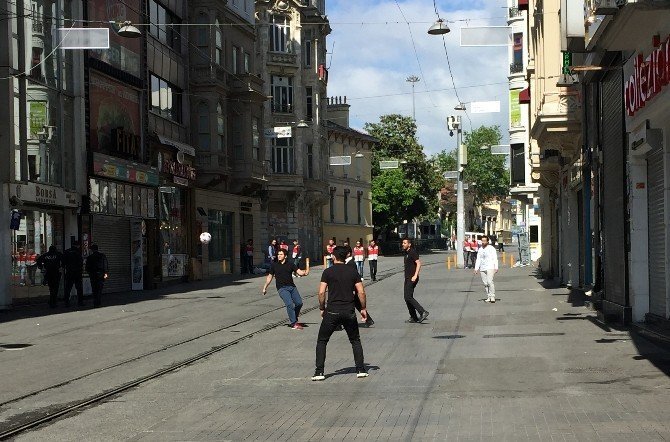 İstiklal Caddesi’nde Top Oynadılar