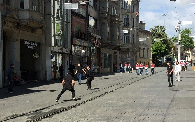 İstiklal Caddesi’nde Top Oynadılar