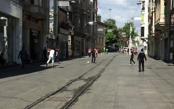 İstiklal Caddesi’nde Top Oynadılar