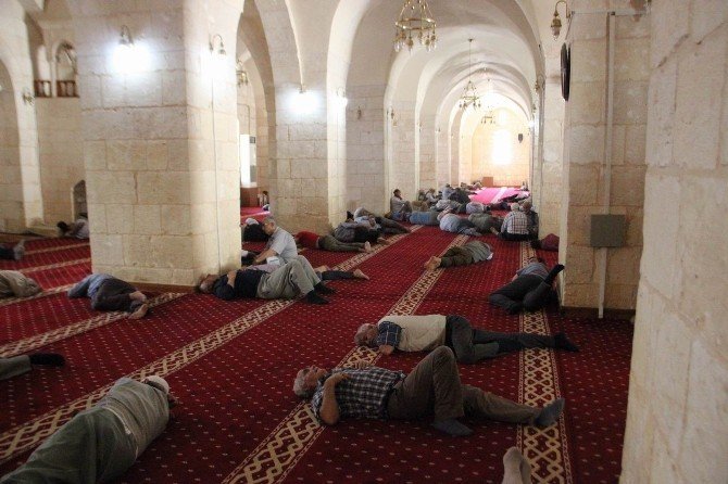 Sıcaktan Bunalan Vatandaşlar Camilere Akın Etti
